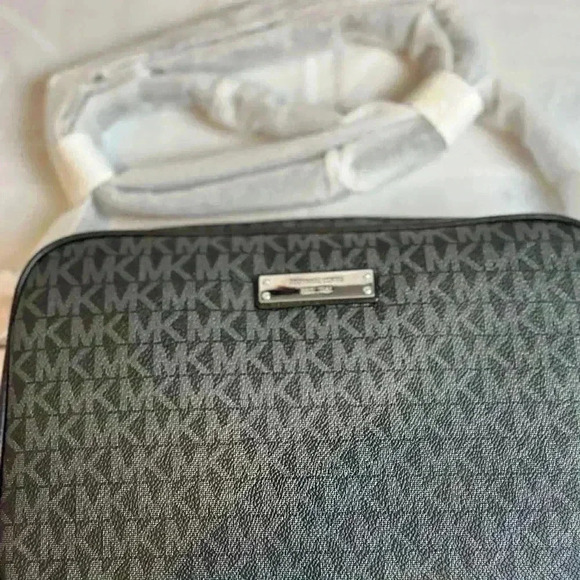 NWT! - 🔥Michael Kors Jet Set Large East West Crossbody Black/Silver MK Signature - Picture 7 of 9